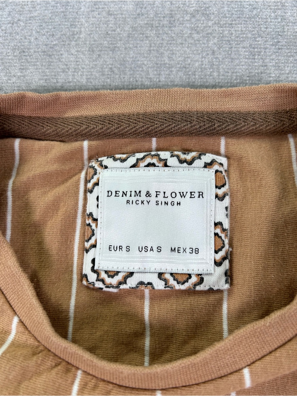 Denim & Flower Ricky Singh Pinstripe T-Shirt Men’s S Camel Tan Cotton Preppy - Picture 5 of 7